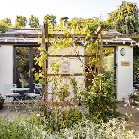 The Lodge - A Tranquil Escape Atworth Exterior photo