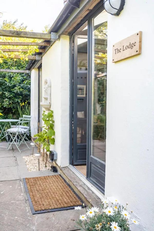 The Lodge - A Tranquil Escape Atworth Exterior photo