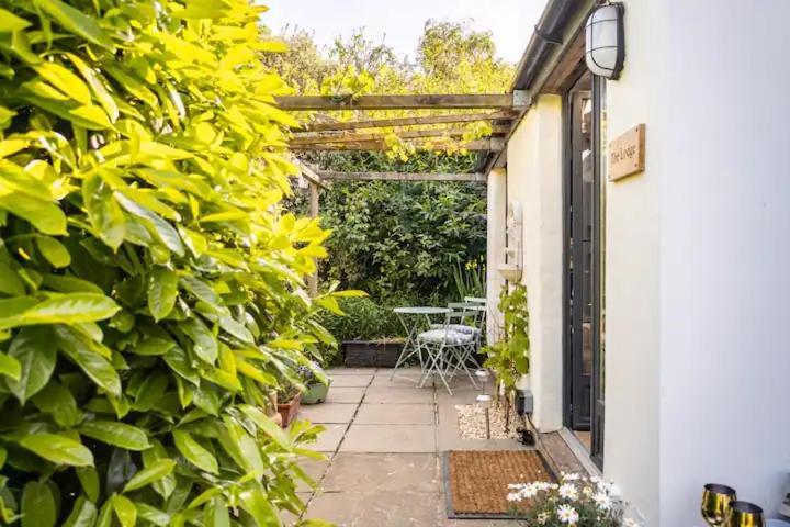 The Lodge - A Tranquil Escape Atworth Exterior photo
