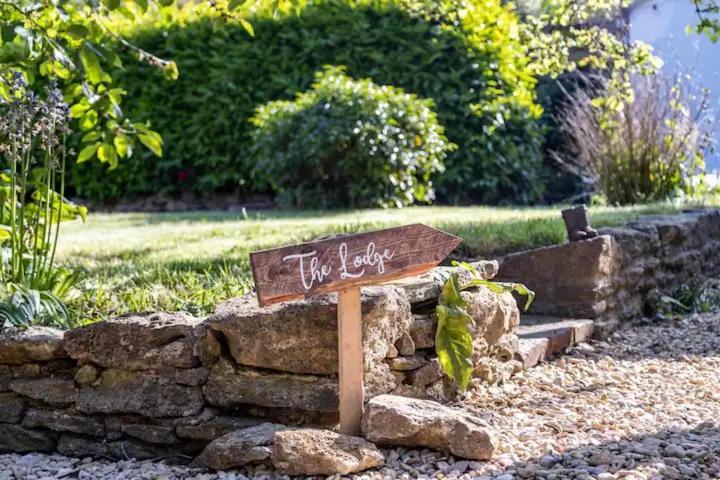 The Lodge - A Tranquil Escape Atworth Exterior photo